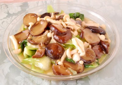 V2. Black & White Mushroom with Baby Bok Choy 双菇菜心 Image