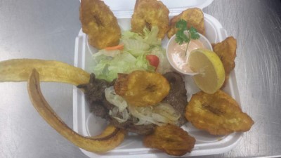 bistec con tostones steak with smashed plantain Image