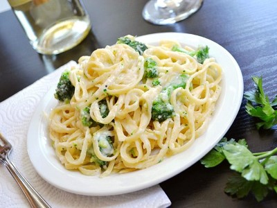 Fettuccine Alfredo w/ Broccoli & Mushrooms Image