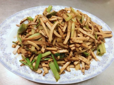 V12. Stir Fried Dry Bean Curd with Chinese Celery 中芹香干 Image