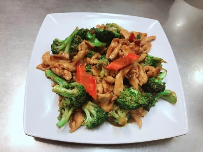 C6. Chicken with Broccoli 芥蘭雞 Image