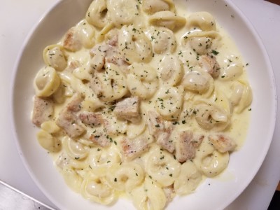 Tortellini Alfredo with Chicken Dinner Image