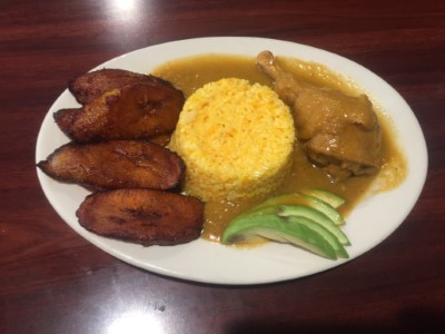 15. Seco de Gallina Servido con Arroz, Ensalada, y Maduro Image