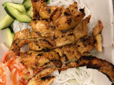 B2. GRILLED CHICKEN NOODLE BOWL Image