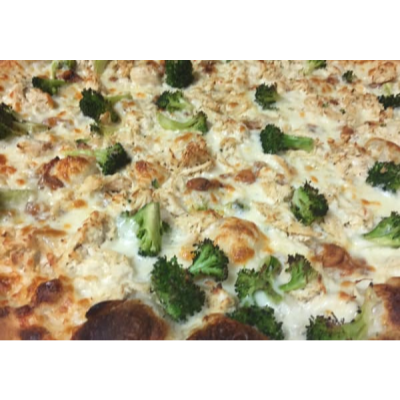 Grilled Chicken Alfredo with Broccoli & Roasted Garlic Pizza Image